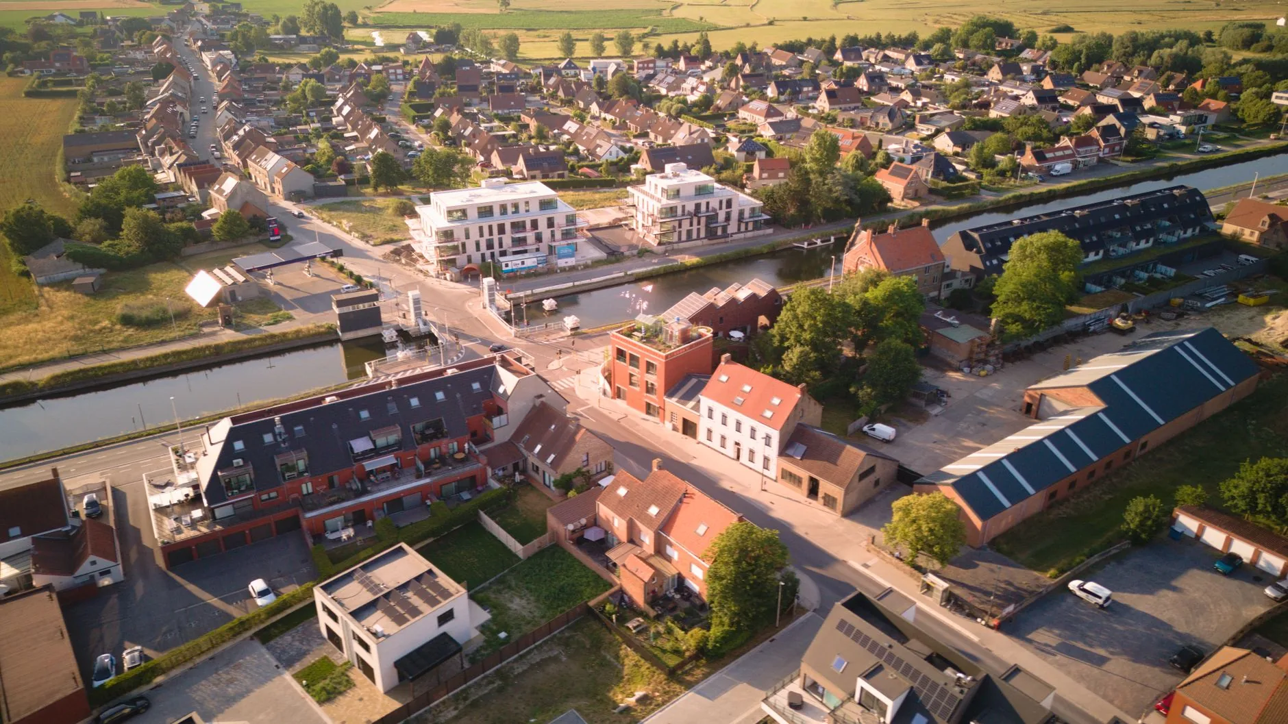 Écosystèmes énergétiques à Charleroi : solaire, stockage, bornes, conformité